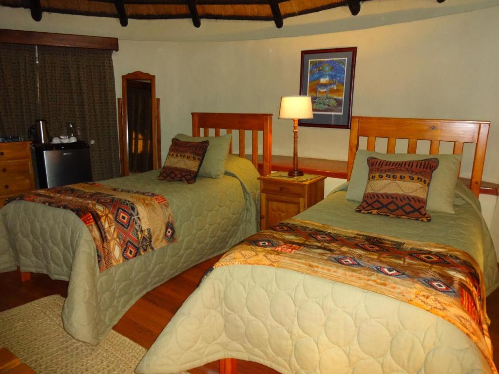 เตียงในห้องที่ Lepêllê Lodge
