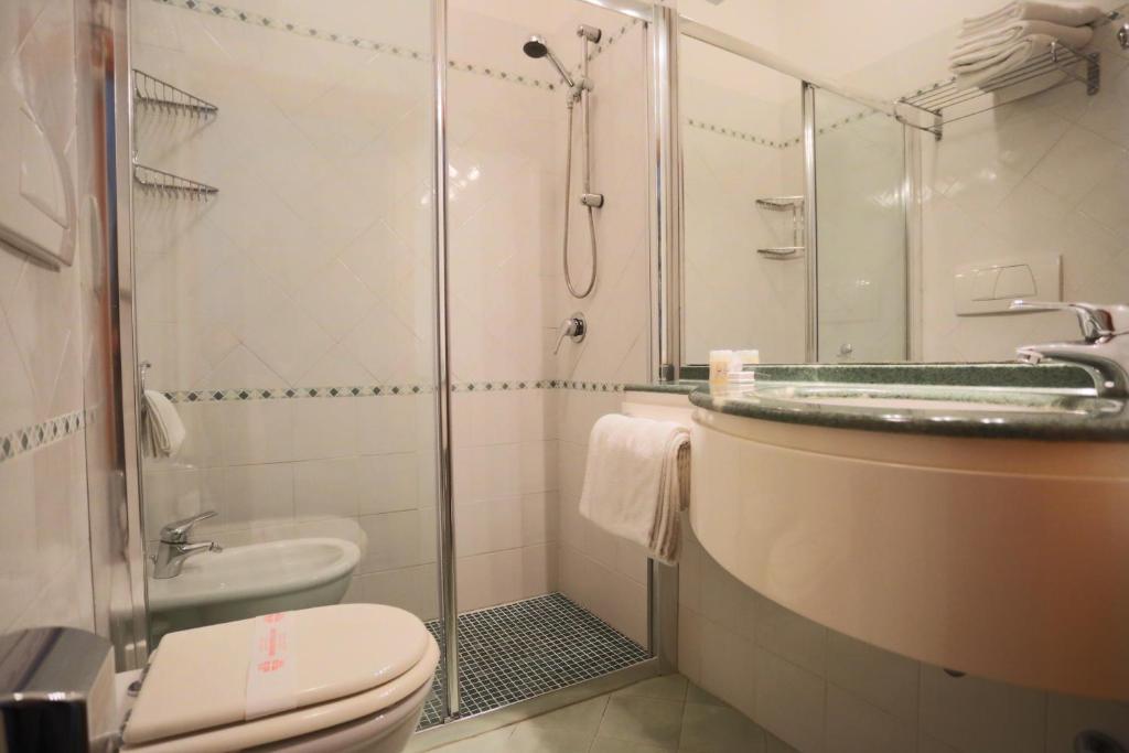 Kúpeľňa v ubytovaní Hotel Caribia Pinarella