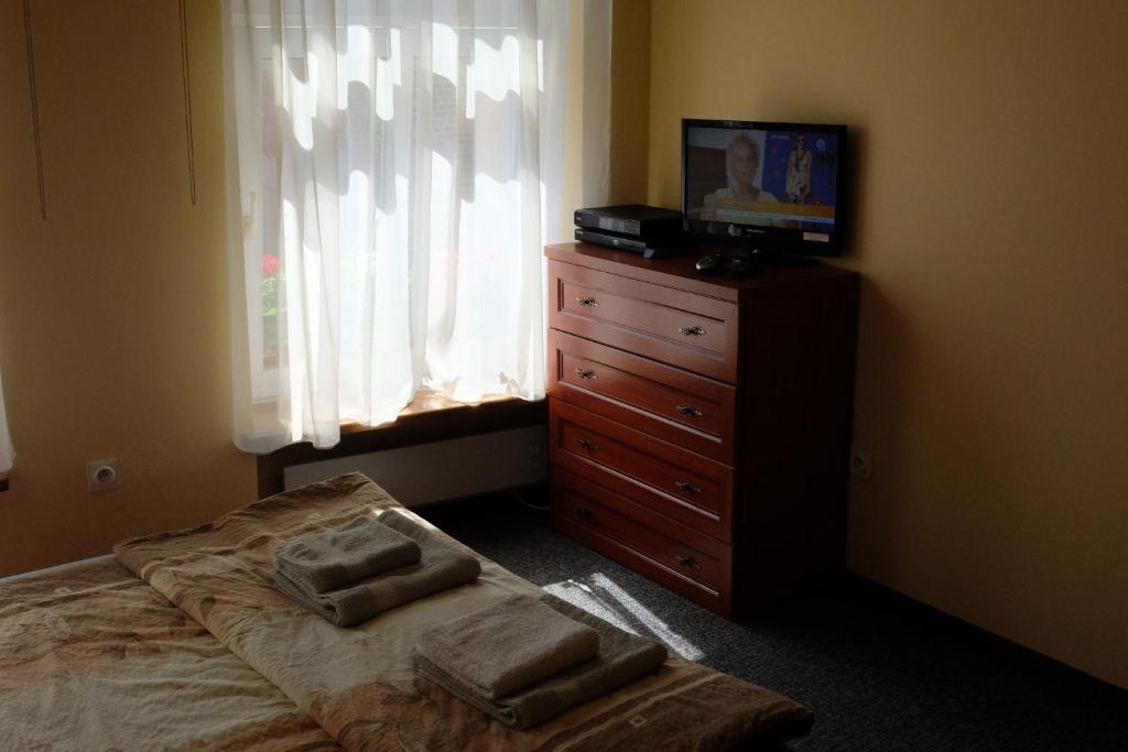 Academus Pub & Guest House - 7