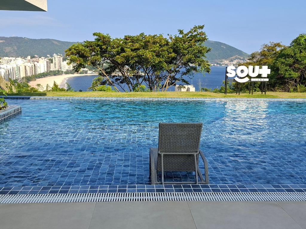 a chair sitting in the middle of a swimming pool at Gold Sunset com vista mar - Icaraí in Niterói