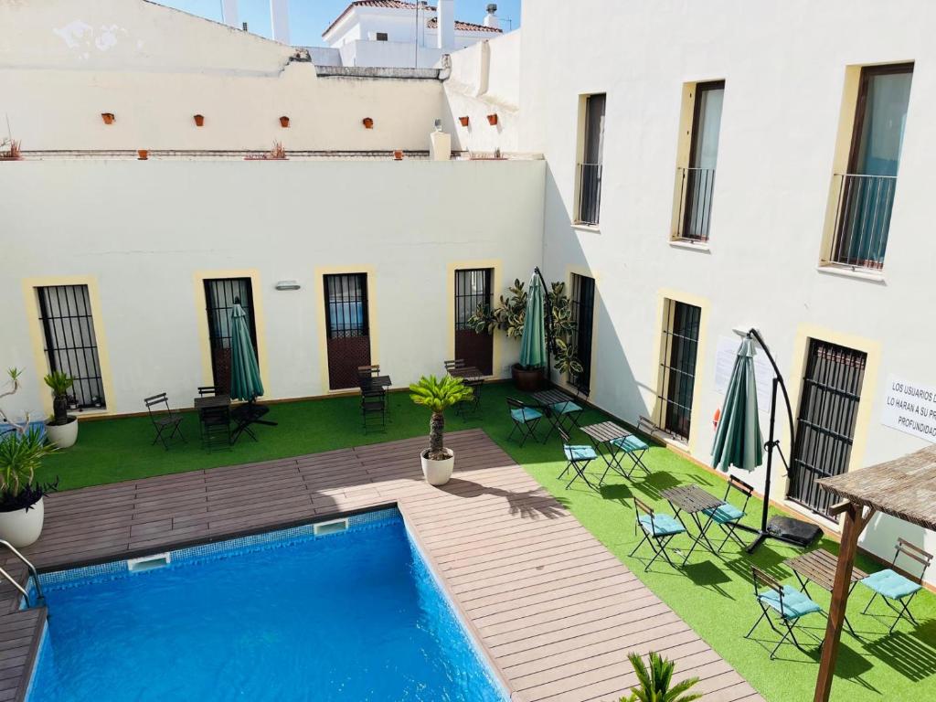 Swimmingpoolen hos eller tæt på patio de luja centro parking y piscina