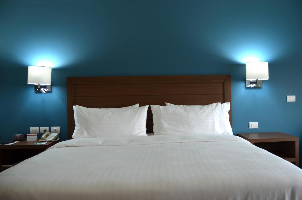 Postel nebo postele na pokoji v ubytování Holiday Inn Guadalajara Expo Plaza del Sol by IHG