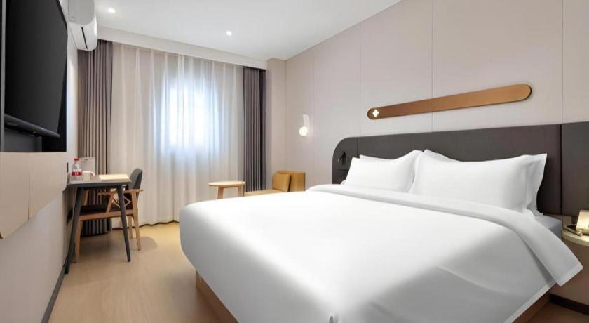 Postel nebo postele na pokoji v ubytování Jinjiang Inn Beijing Capital International Airport New Expo Metro Station