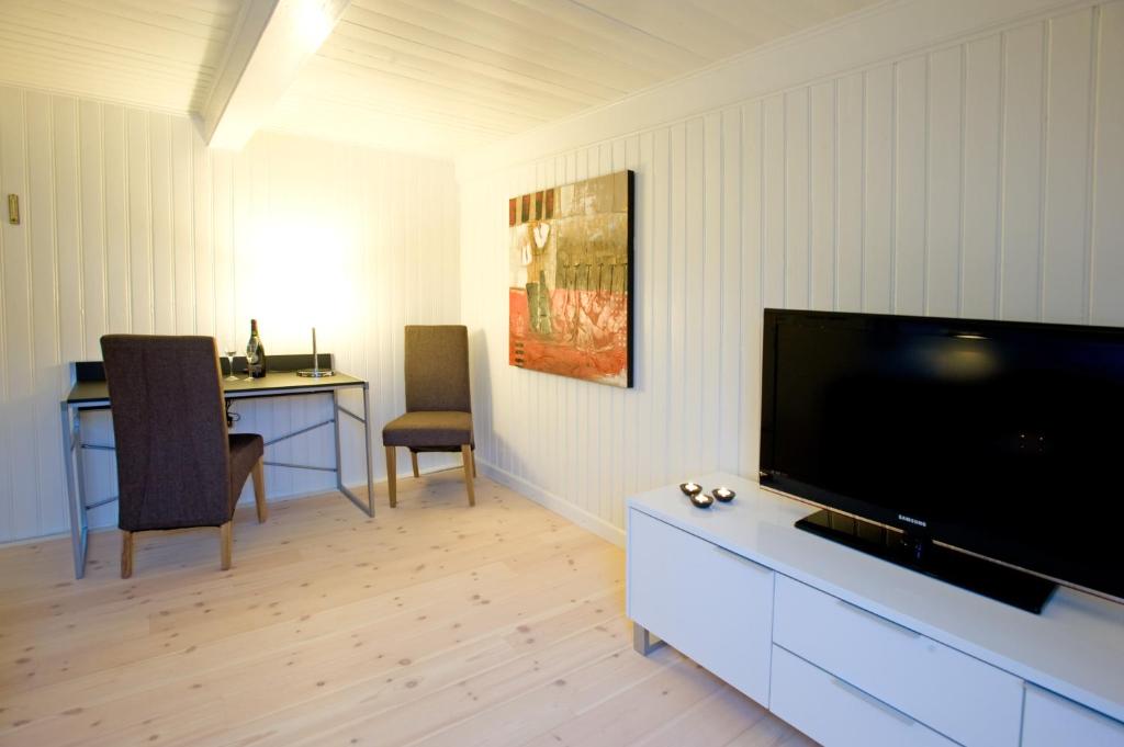 TV a/nebo společenská místnost v ubytování Den Gamle Købmandsgaard Bed & Breakfast