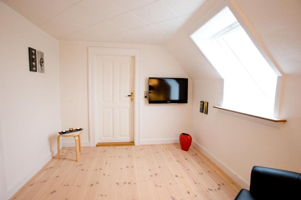 TV a/nebo společenská místnost v ubytování Den Gamle Købmandsgaard Bed & Breakfast