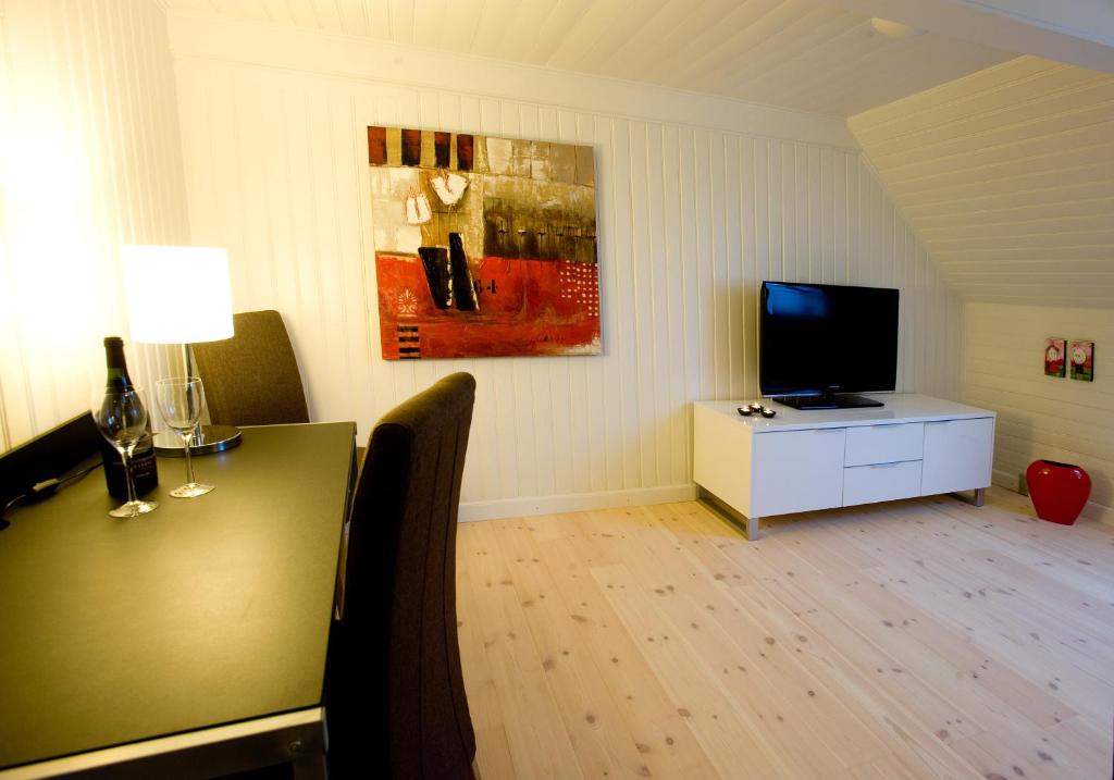 TV a/nebo společenská místnost v ubytování Den Gamle Købmandsgaard Bed & Breakfast