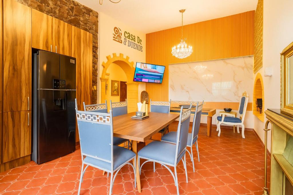 โทรทัศน์และ/หรือระบบความบันเทิงของ Casa de Piedra a 650 metros del Hotel Rosewood