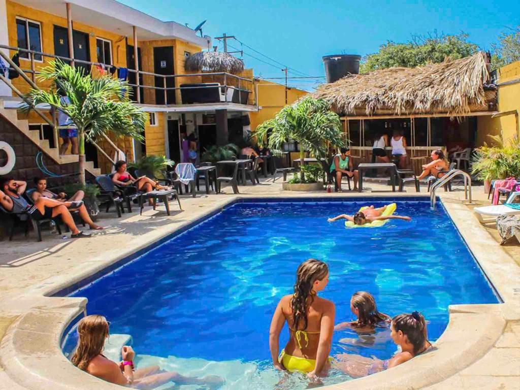 Bazén v ubytování Hostel Nirvana Taganga nebo v jeho okolí