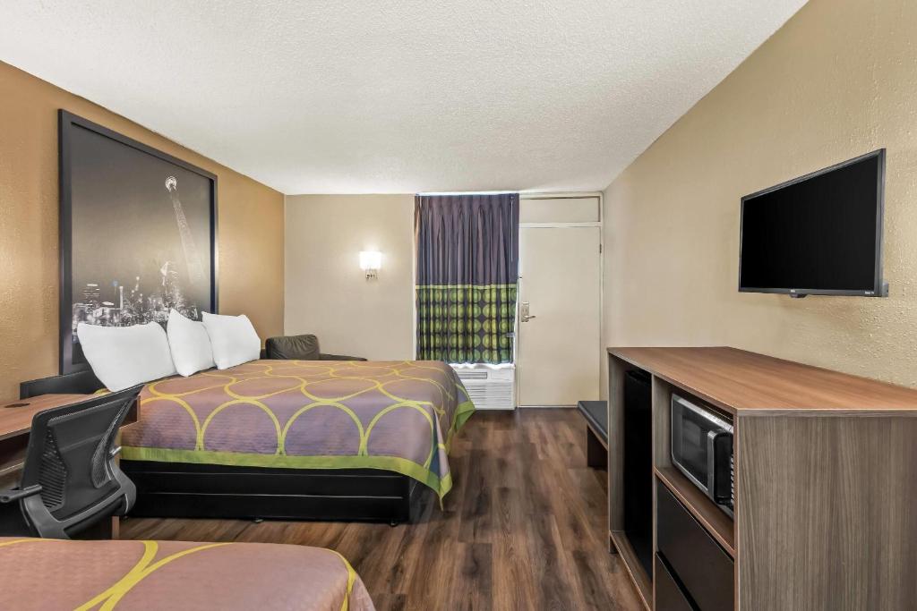 Super 8 by Wyndham Commerce - Double Room With Two Double Beds - Non-Smoking
