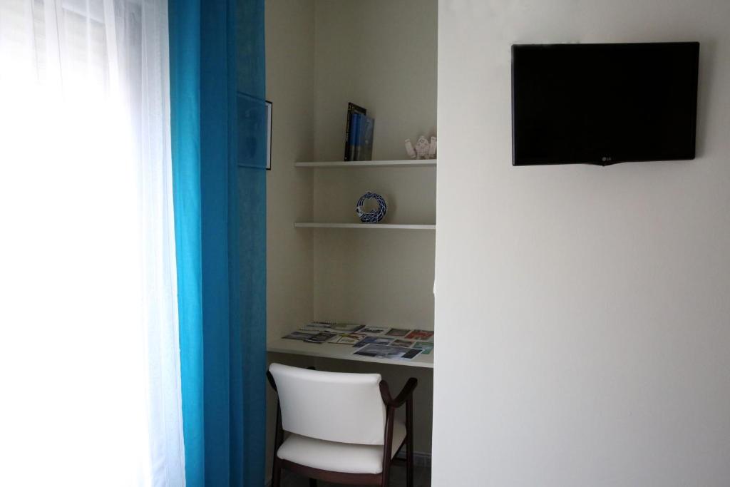 Televízia a/alebo spoločenská miestnosť v ubytovaní Habitaciones Castelao