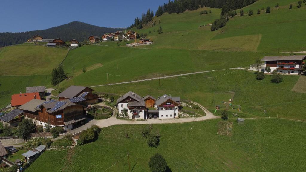 z góry widok na dom na zielonym wzgórzu w obiekcie Lü de Rü w mieście San Vigilio di Marebbe