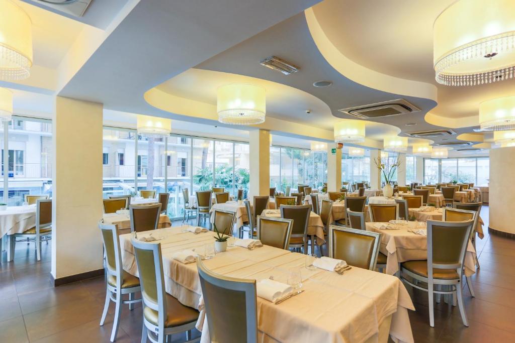 Reštaurácia alebo iné gastronomické zariadenie v ubytovaní Hotel Caribia Pinarella