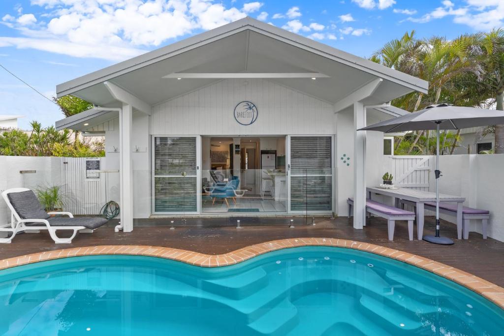 Πισίνα στο ή κοντά στο Barefoot in Lennox- Beachfront Pool