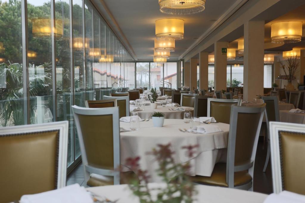 Reštaurácia alebo iné gastronomické zariadenie v ubytovaní Hotel Caribia Pinarella