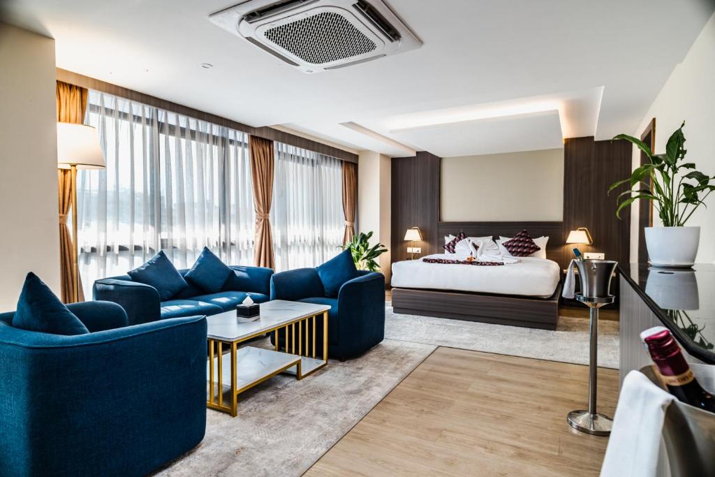 Tempat tidur dalam kamar di Siddhartha Hotel Damauli