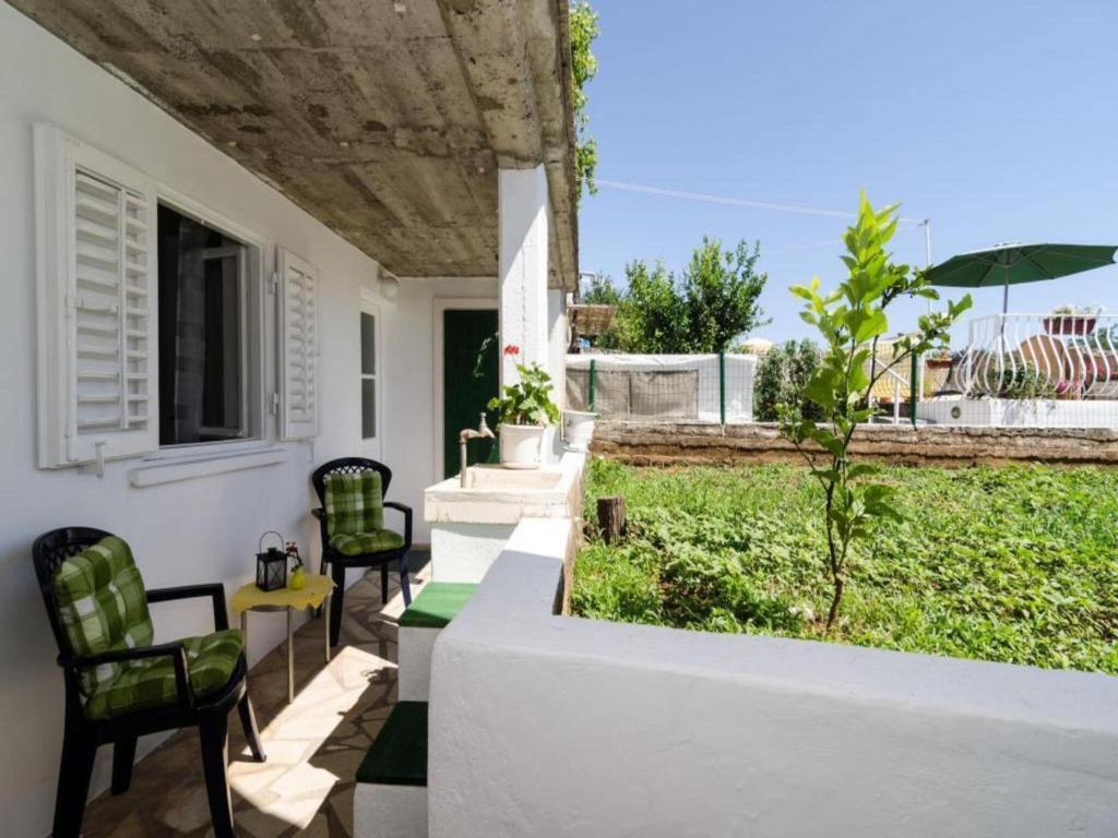 Apartment Mir - Studio Apartment with Garden View