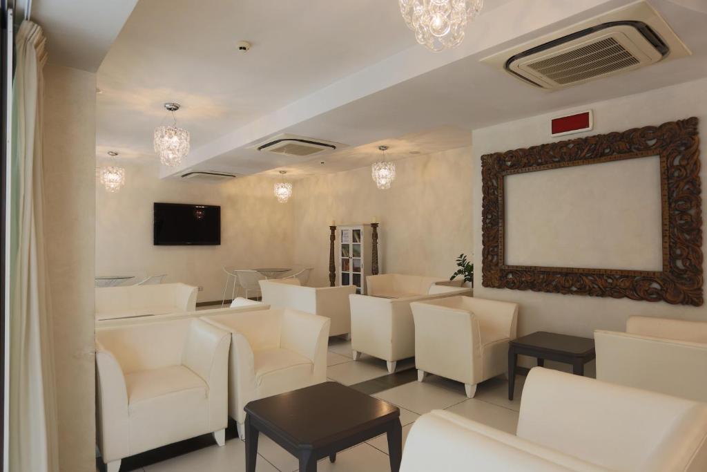 Televízia a/alebo spoločenská miestnosť v ubytovaní Hotel Caribia Pinarella