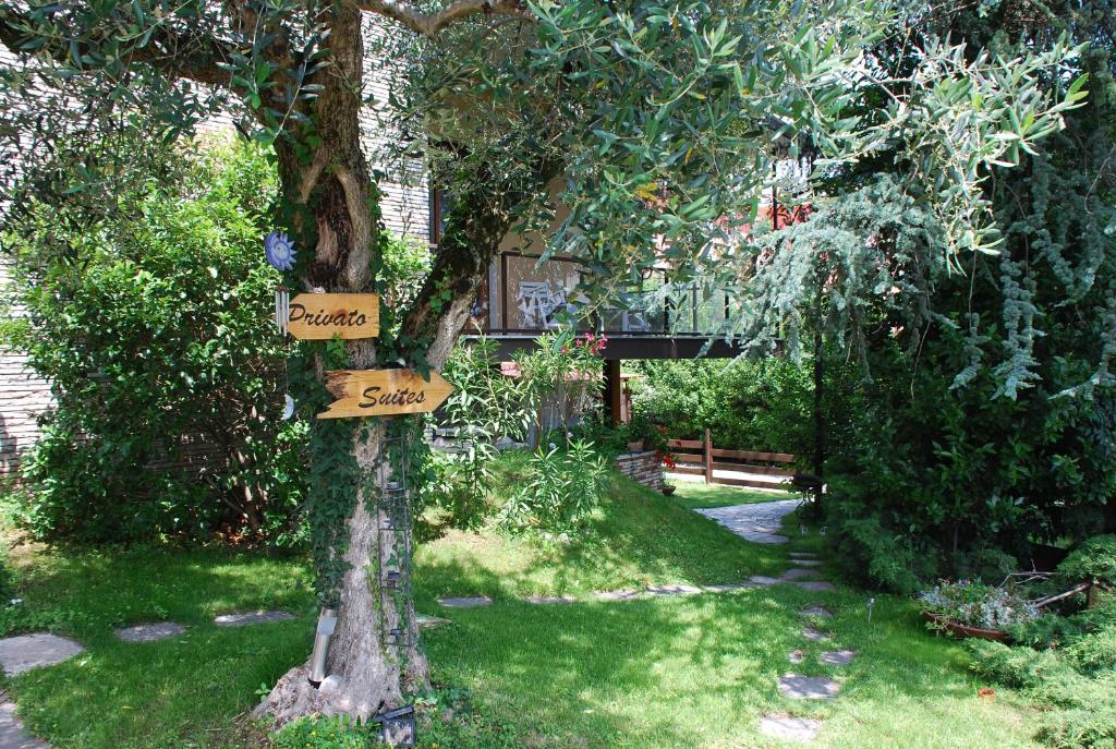 Ogród w obiekcie Villa Luna Lombarda