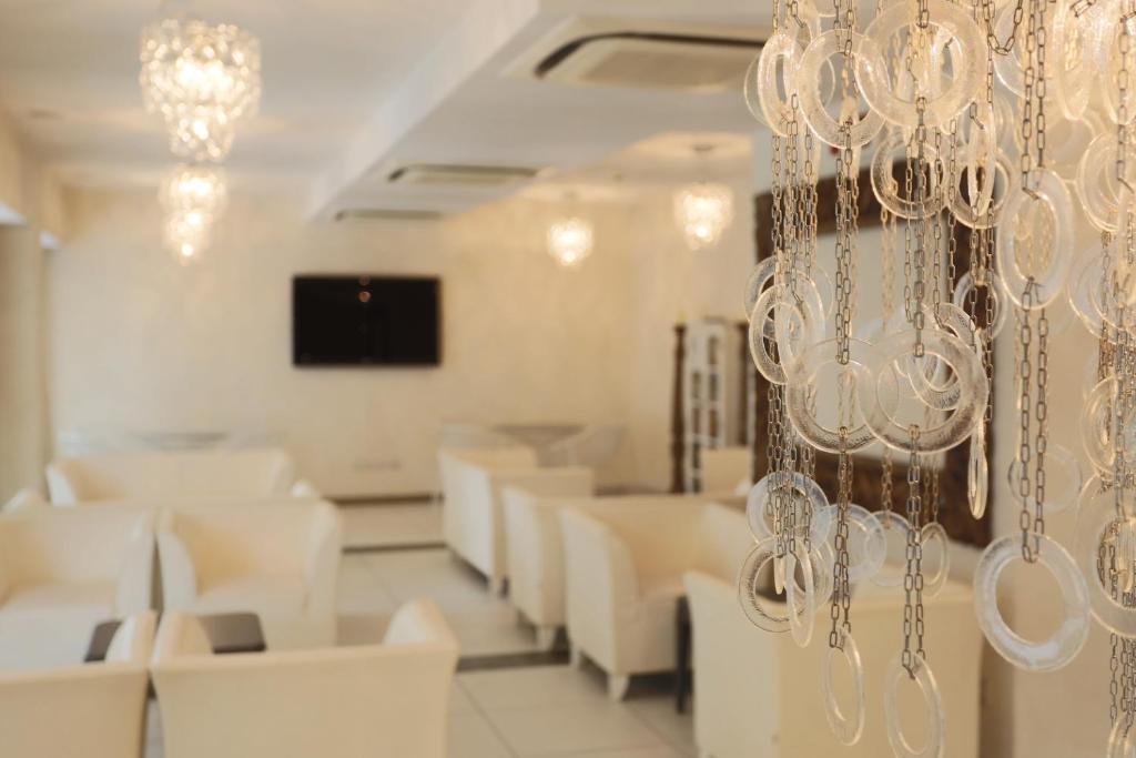 Televízia a/alebo spoločenská miestnosť v ubytovaní Hotel Caribia Pinarella
