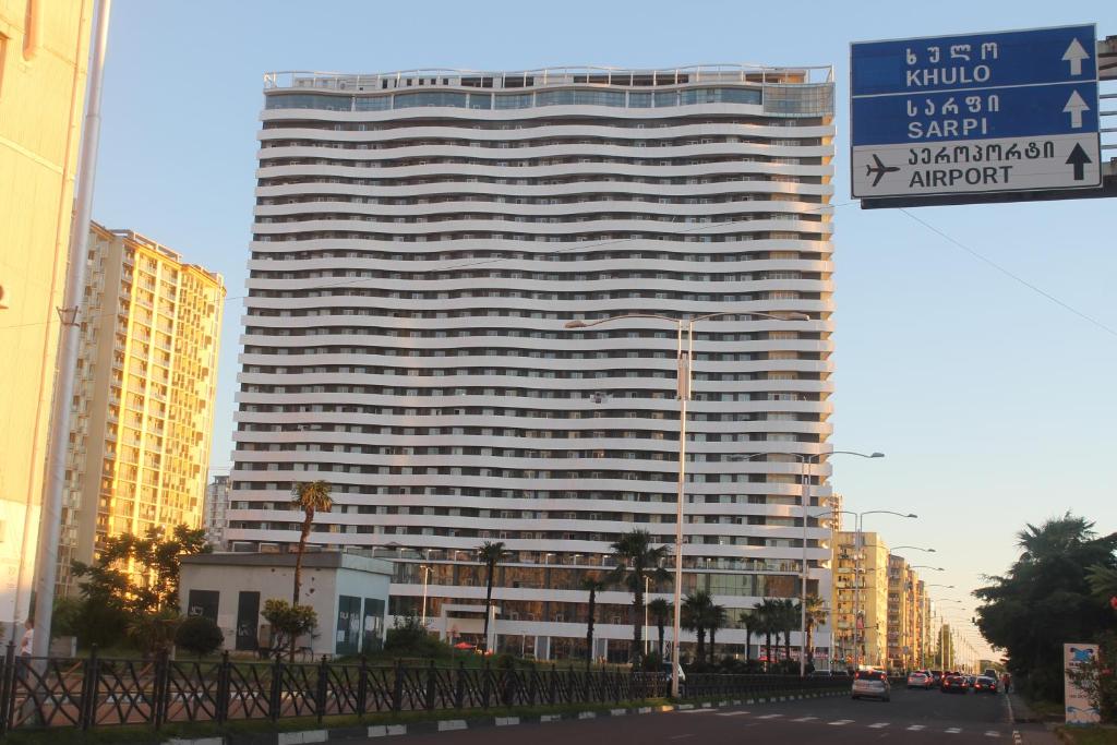 um grande edifício no meio de uma cidade em Orbi Residence Apartments em Batumi
