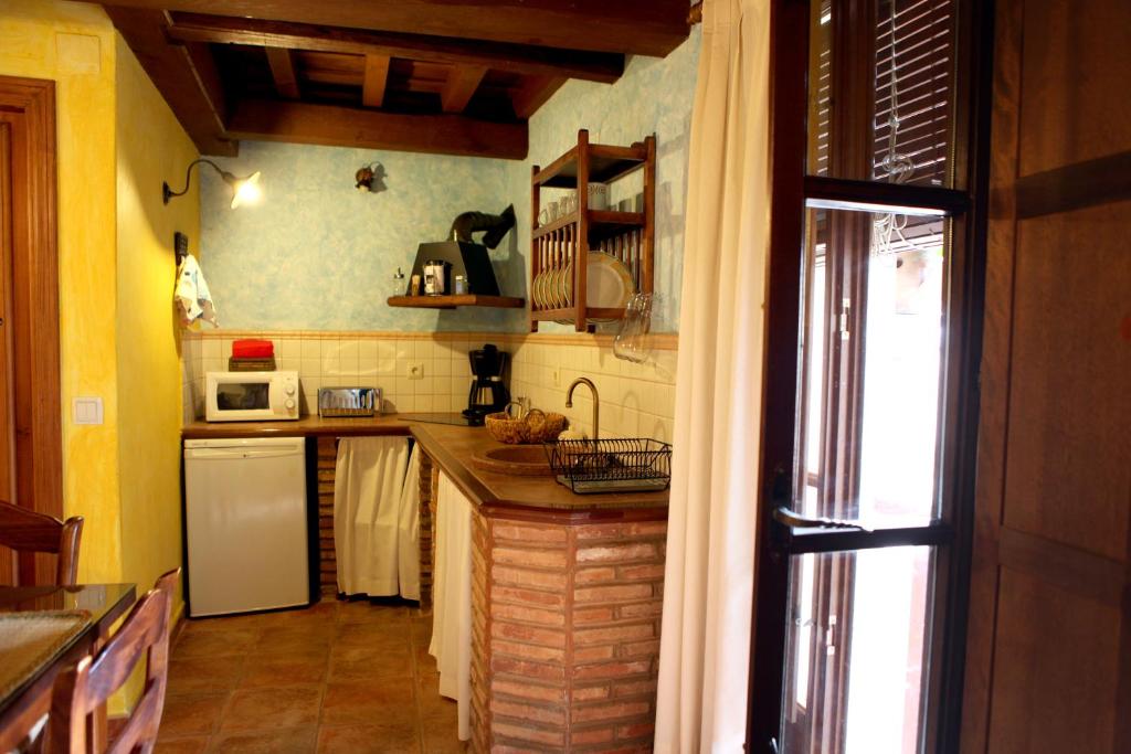 Kuchyň nebo kuchyňský kout v ubytování Apartamentos Rurales La Solana