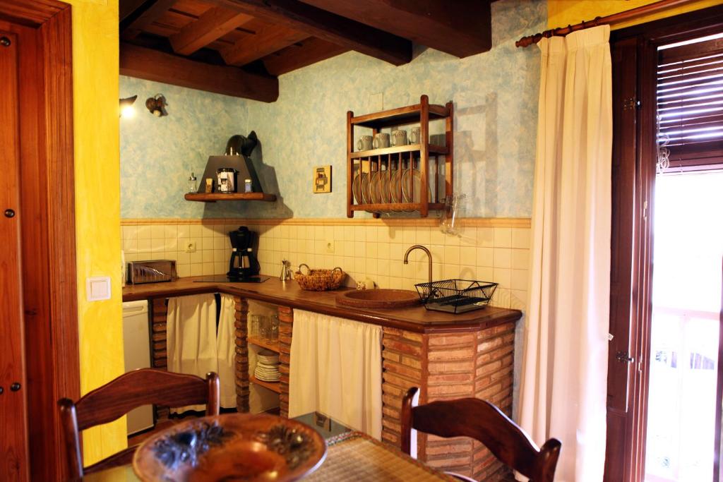 Kuchyň nebo kuchyňský kout v ubytování Apartamentos Rurales La Solana