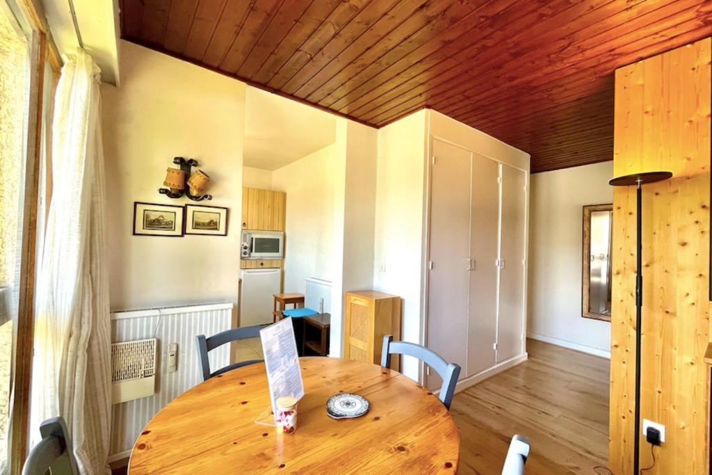 une salle à manger avec une table et des chaises en bois dans l'établissement Charming cocoon in Megève center, à Megève