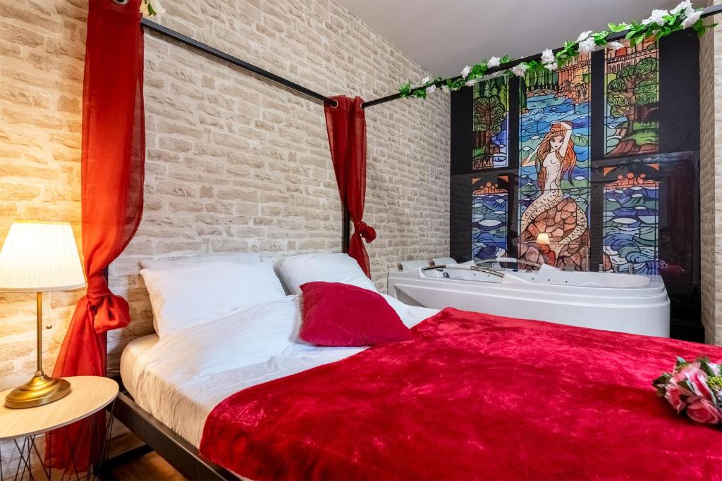 Postel nebo postele na pokoji v ubytování LE château des sorciers & spa expérience