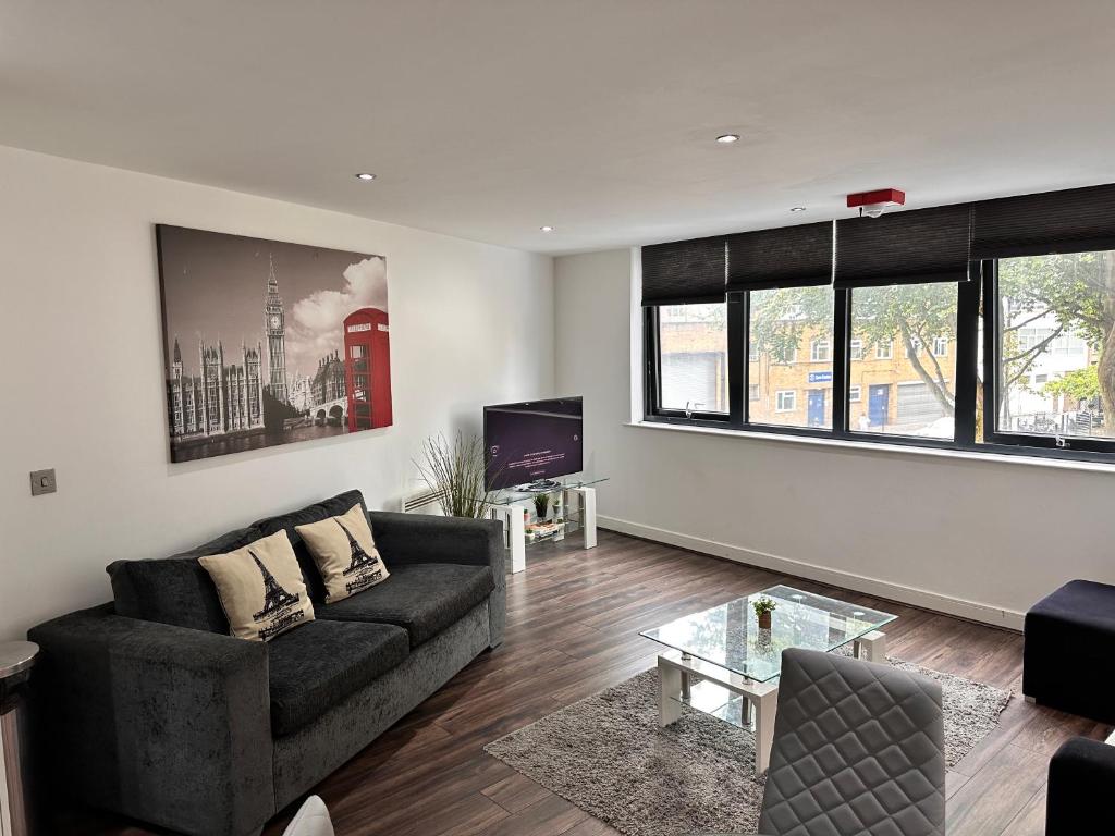 Χώρος καθιστικού στο One-bed Luxury Apartment B11SA by LiveComfortably
