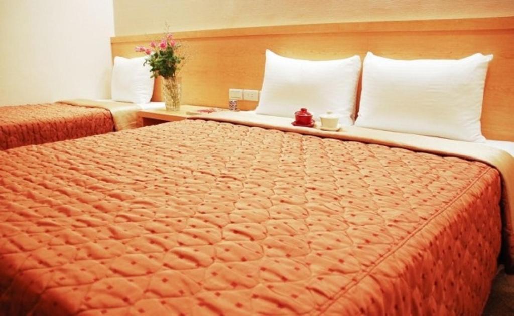 Postel nebo postele na pokoji v ubytování Red Cabin Inn