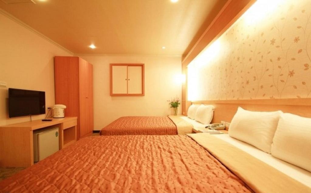 Postel nebo postele na pokoji v ubytování Red Cabin Inn