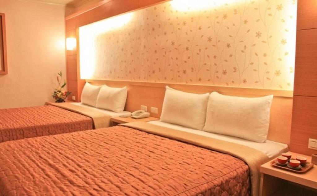 Postel nebo postele na pokoji v ubytování Red Cabin Inn
