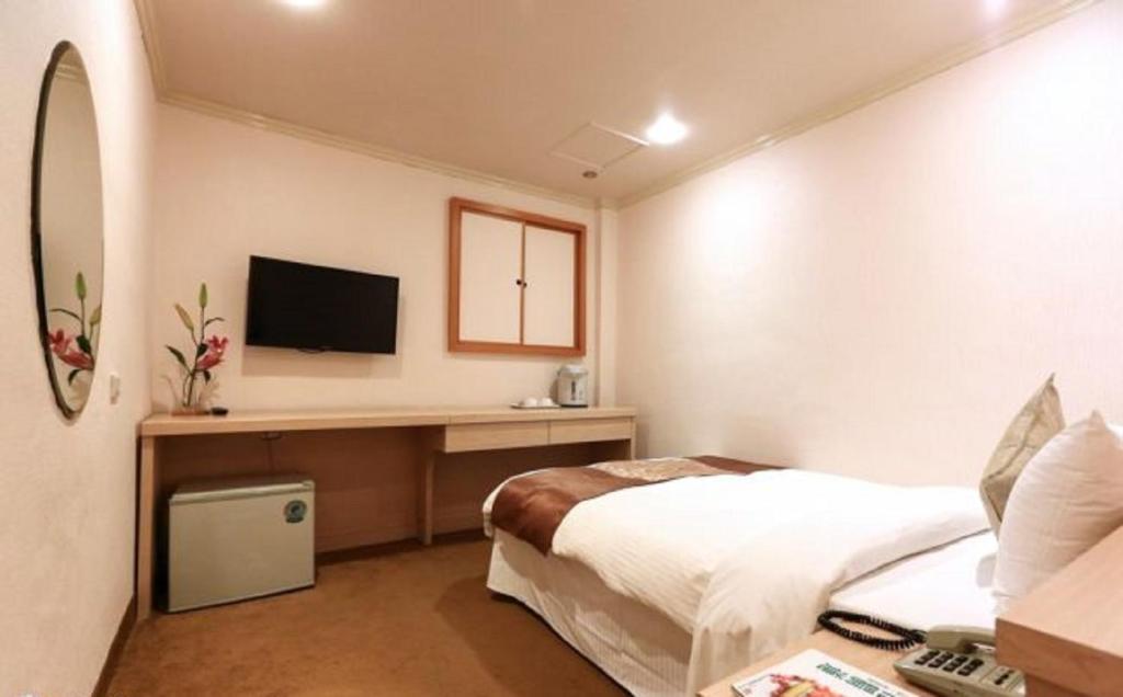 TV a/nebo společenská místnost v ubytování Red Cabin Inn