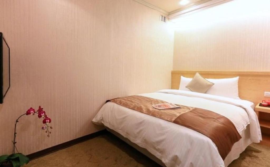 Postel nebo postele na pokoji v ubytování Red Cabin Inn