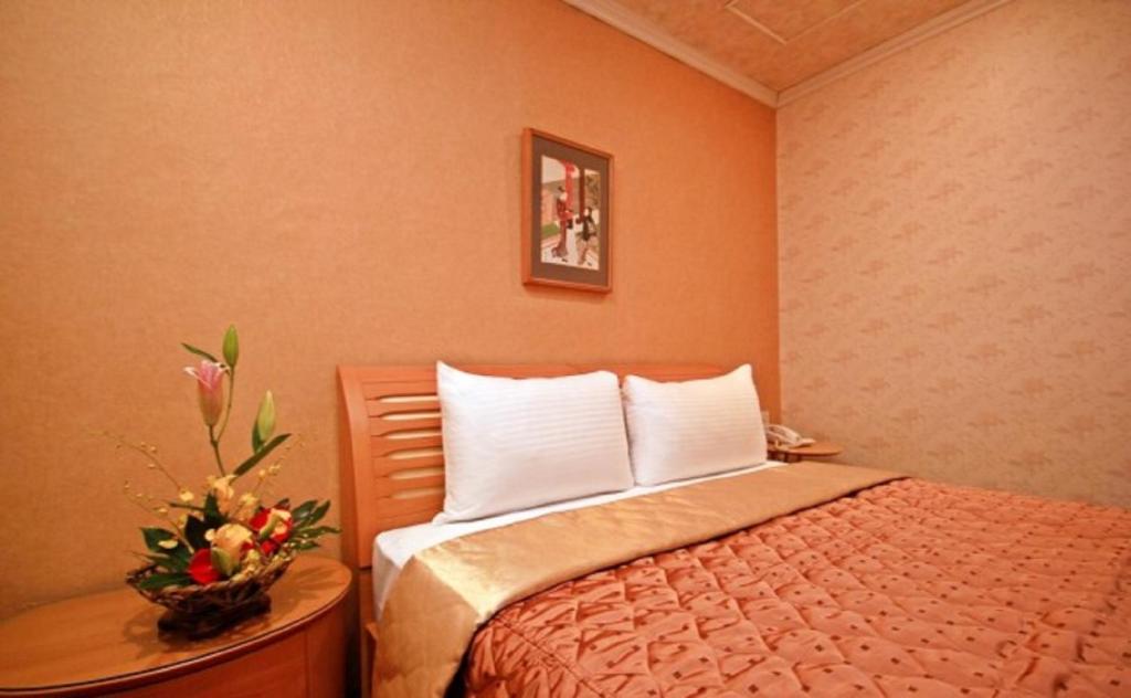 Postel nebo postele na pokoji v ubytování Red Cabin Inn