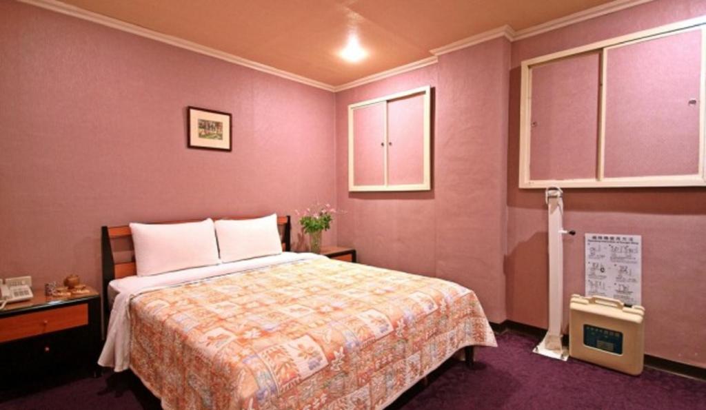 Postel nebo postele na pokoji v ubytování Red Cabin Inn