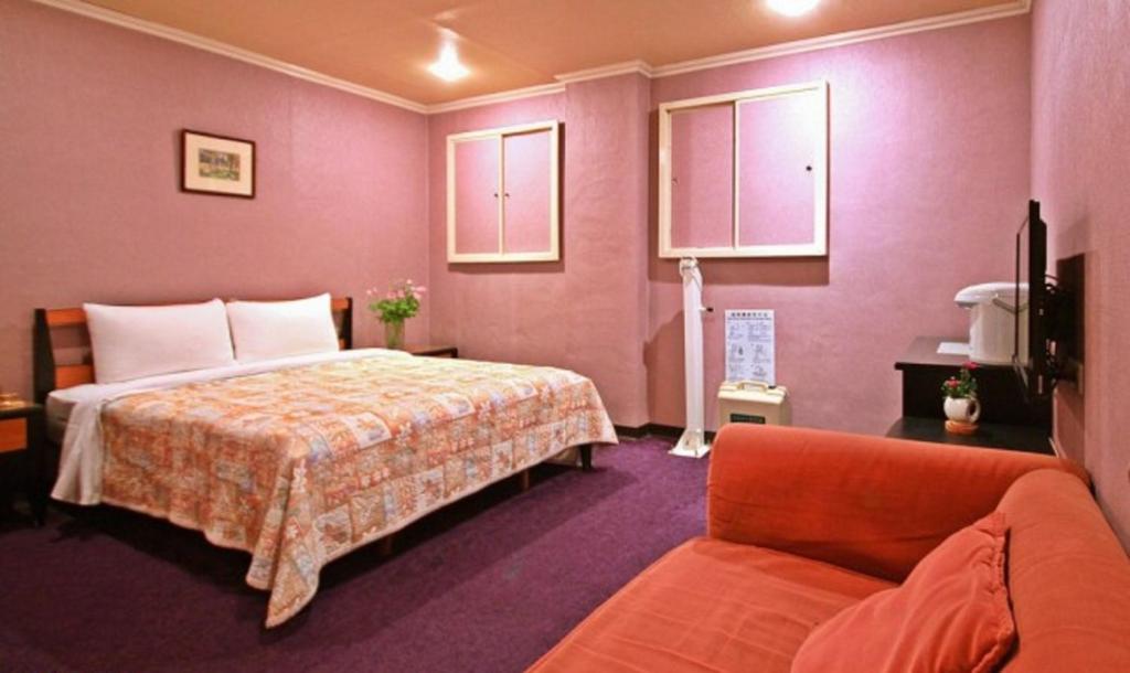 Postel nebo postele na pokoji v ubytování Red Cabin Inn