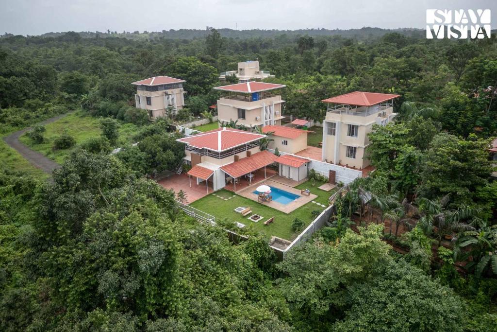 The Poetry House by VEO - Part of StayVista في كارجات: اطلالة جوية على بيت في الغابة