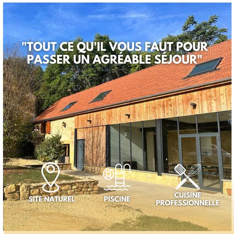 un bâtiment avec un panneau indiquant « vérité, qu'est-ce que c'est ? » dans l'établissement La Lande-Domaine de Réception-Nature-Périgord, à Groléjac