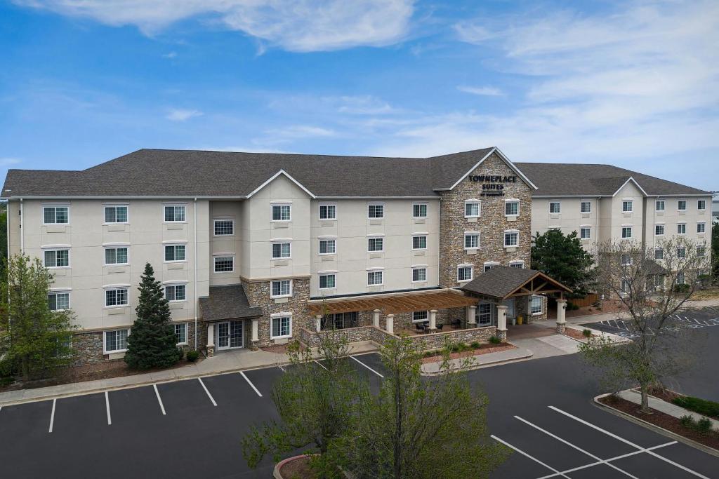 d'un bâtiment avec un parking dans l'établissement TownePlace Suites by Marriott Colorado Springs South, à Colorado Springs
