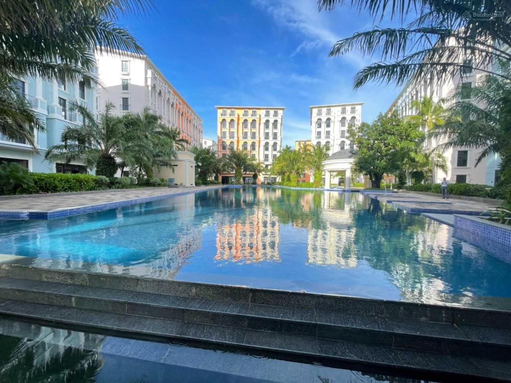 een groot zwembad in een stad met gebouwen bij JOLLIE HOTEL Phú Quốc in Phu Quoc
