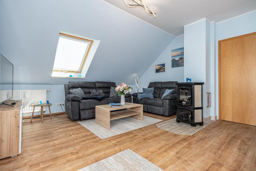 欧巴德伍斯图ALTES WASSERWERK Whg. AW-24的有两张沙发和一张桌子的客厅