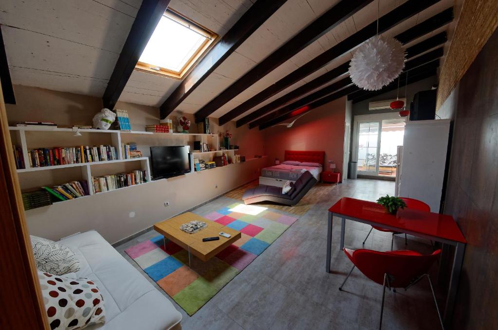 sala de estar con sofá y mesa en Apartamento Gutenberg, en Valencia