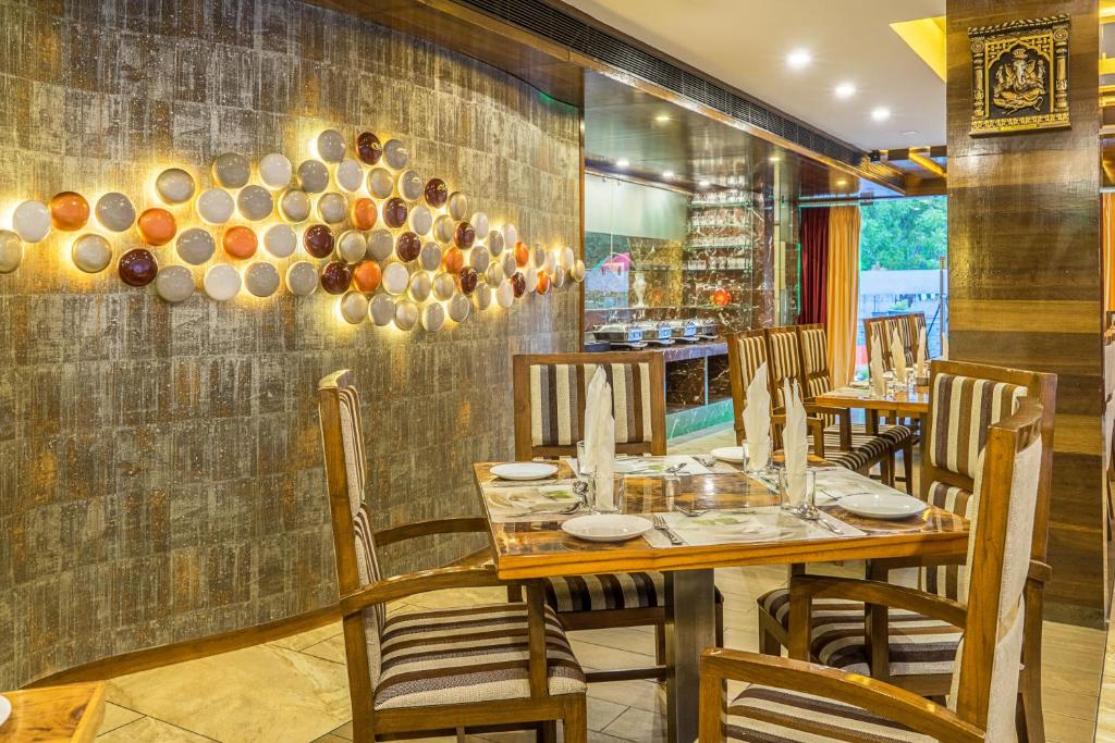Restaurace v ubytování Super Inn Armoise Hotel