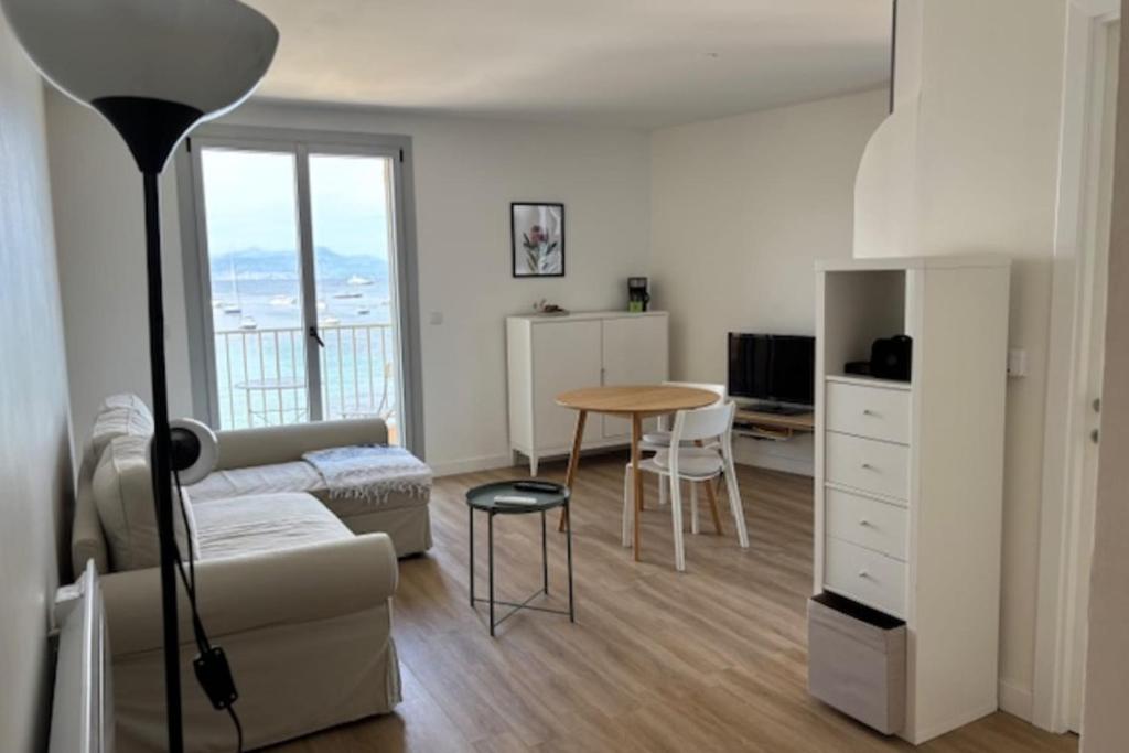 un salon avec un canapé et une table dans l'établissement Beautiful 41 m with balcony, à Antibes