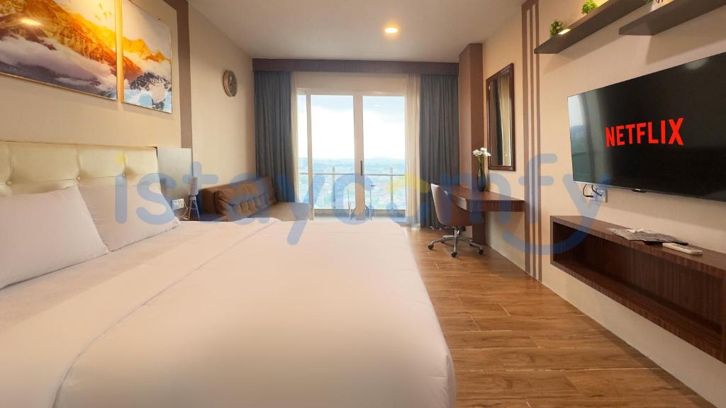 ナゴヤにあるStudio Aston Residence 2209 City and Sea Viewのベッドとテレビがあるホテルの部屋