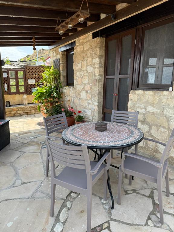 Балкон или терраса в 'I Folia' Village house with roof garden and terrace