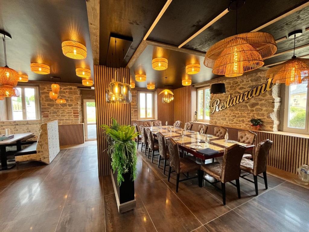 une salle à manger avec une longue table et des chaises dans l'établissement La Suite du Bouquet, à Cosqueville