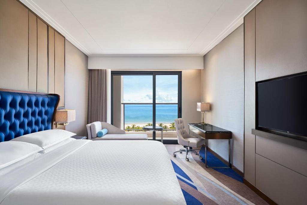 Deluxe King, Guest room, 1 King, Ocean view, Balcony, Bathtub