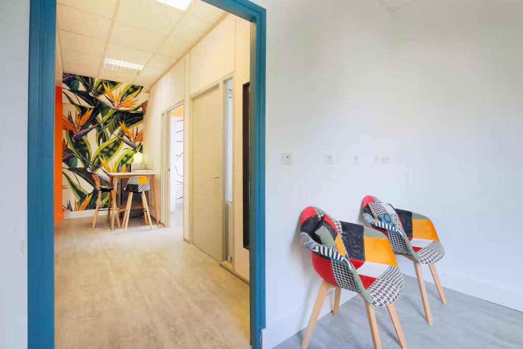a room with two chairs and a mirror at Chambre Privée dans appartement partagé BLEU in Toulouse